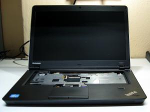ThinkPad Edge ze zdjętą klawiaturą